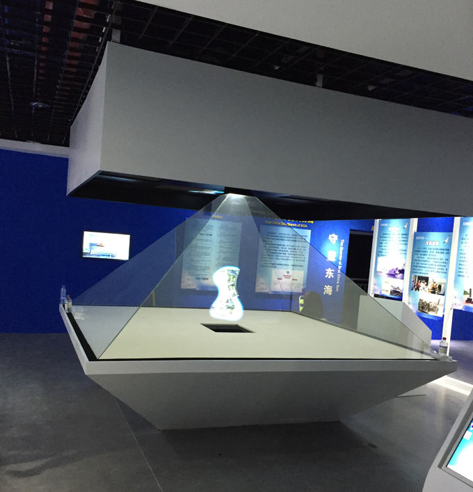 Large holographic 3D display system showing 360° projection